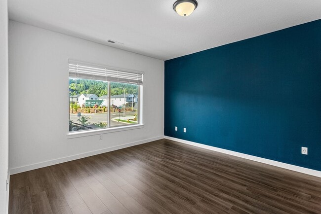 Building Photo - 2022 - Plenty of upgrades !  Access to Pool + Amenities. AC on Main, Walking trails, Nice End uni...