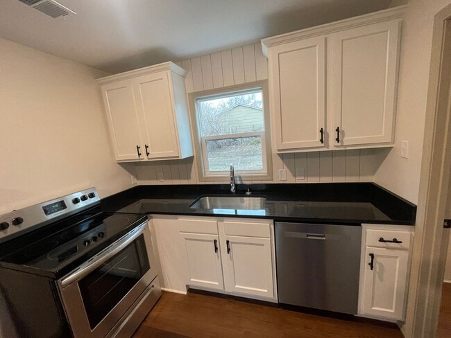 Building Photo - Update 3 Bed/1 Bath Home!