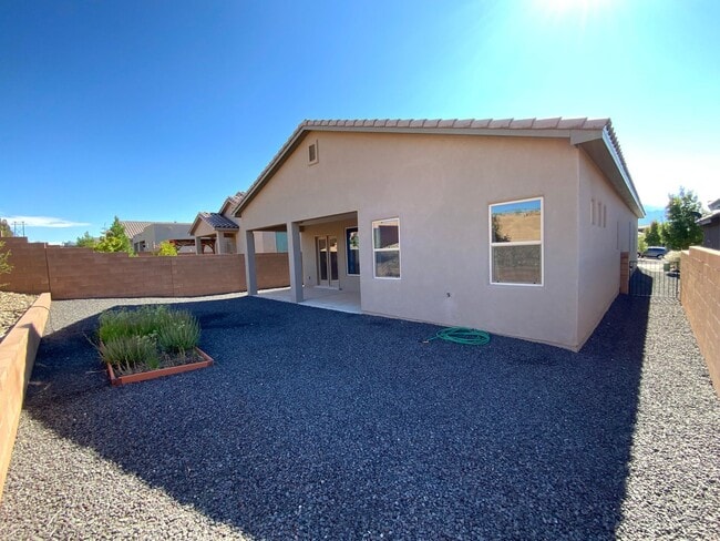 Building Photo - 4 Bedroom Single Story Home Available Near...