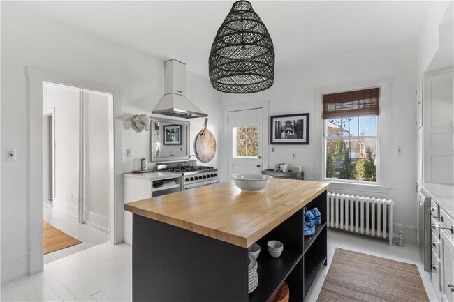 Building Photo - 193 Coggeshall Ave