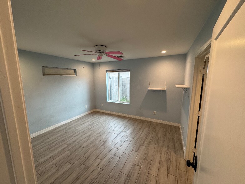 Building Photo - 1558 W 5th St