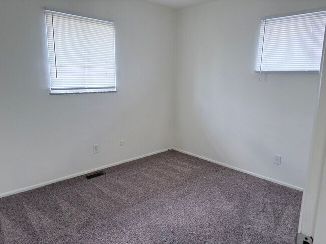 Building Photo - 2 bedroom ranch style apartment