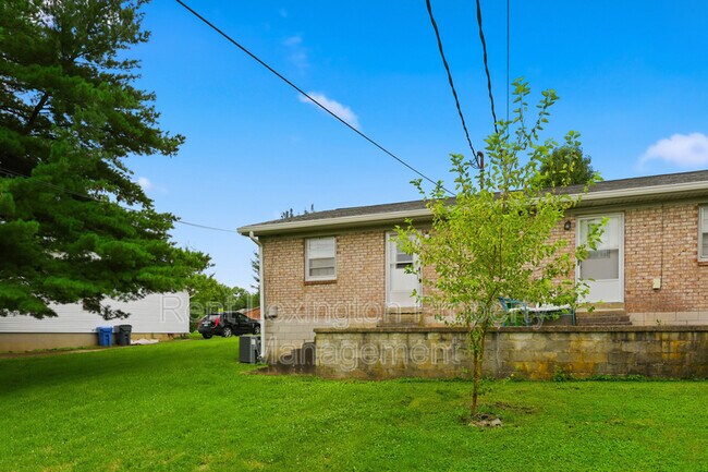 Building Photo - 3215 Aqueduct Dr