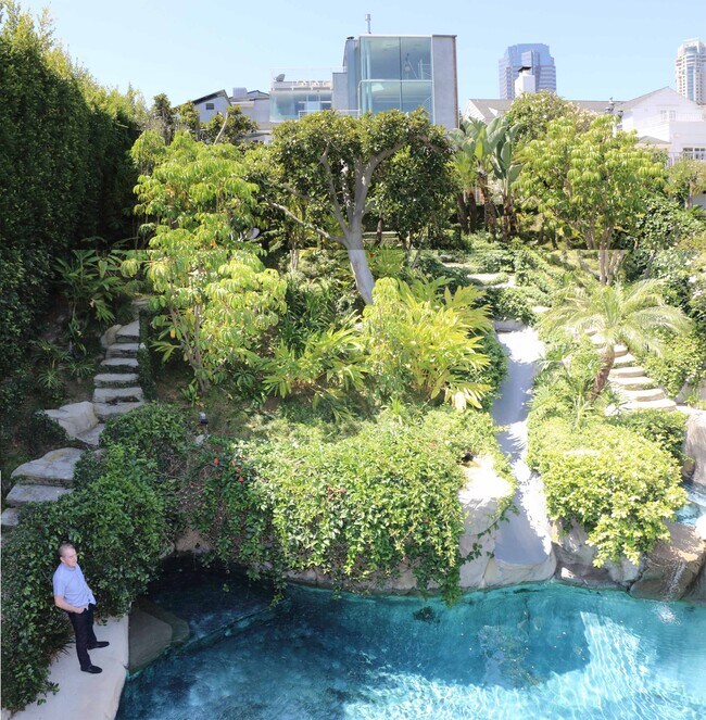 Pool & yard next to guesthouse - 456 S Spalding Dr