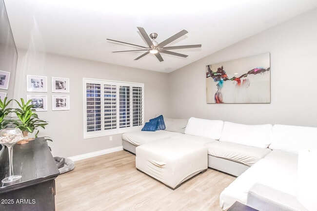 Building Photo - 907 E San Remo Ave