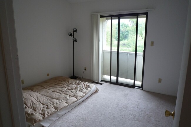 Building Photo - Remodeled condo available for July!