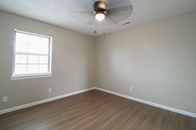 Building Photo - 404 -07 Thompsonville Lane