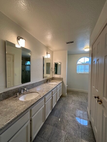 2nd Floor Master Bath - 500 Garfield Ave