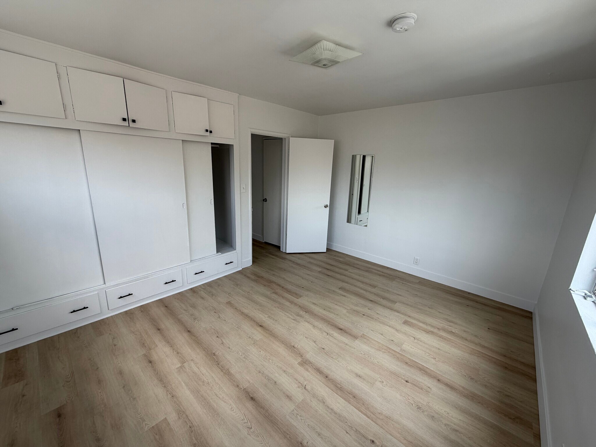 Building Photo - 478 S San Vicente Blvd