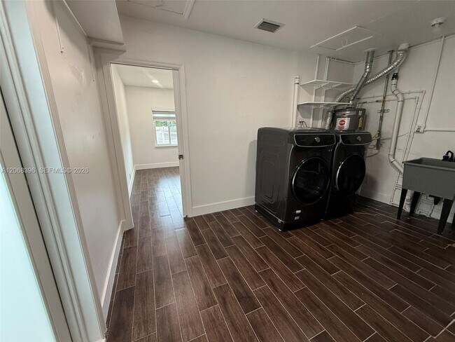 Building Photo - 5530 SW 96th Ave