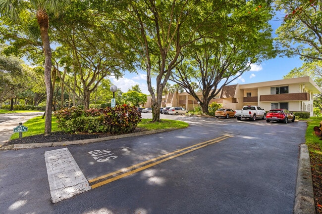 Building Photo - 3621 Oaks Clubhouse Dr