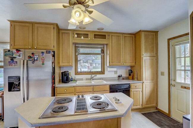 Building Photo - Charming Bi-Level Home in Sunset Village -...