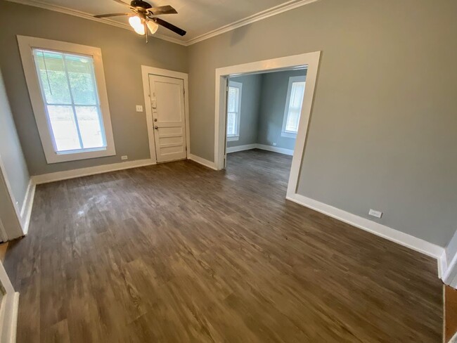 Building Photo - Fully Updated 2-Bedroom 1-Bathroom House i...