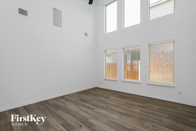 Building Photo - 2528 Northcote Dr