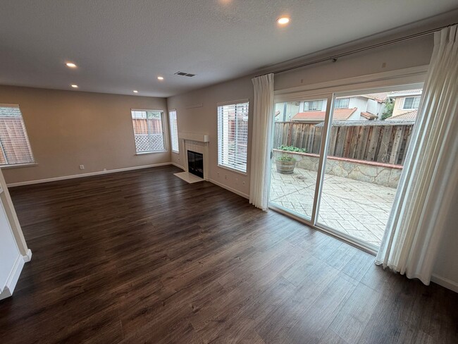 Building Photo - 3 Bed 2.5 Bath Single Family Home In Concord