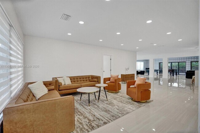 Building Photo - 1141 N North Lake Dr