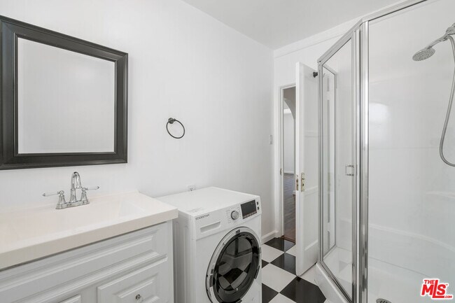 Building Photo - 917 7th St