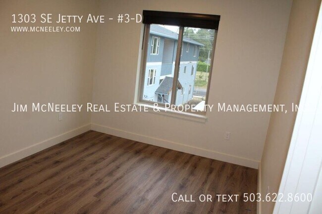 Building Photo - 1303 SE Jetty Ave