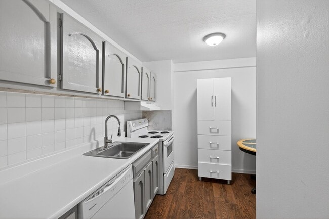 Building Photo - 1 Bedroom Condo Walking distance to UofD  Showing Friday 3/27 2:30-2:45pm