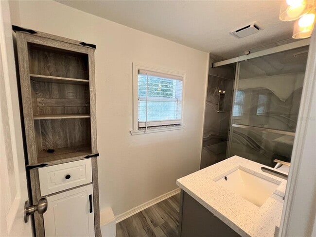 Building Photo - 1314 E Gore St