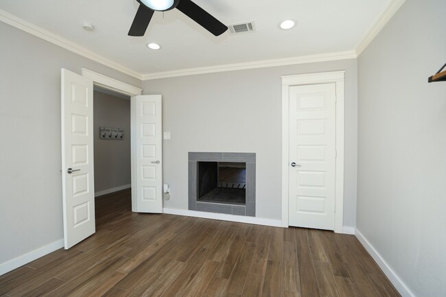 Building Photo - 2214 Holly Knoll St