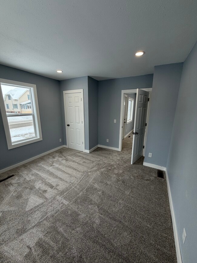 Building Photo - Columbus St