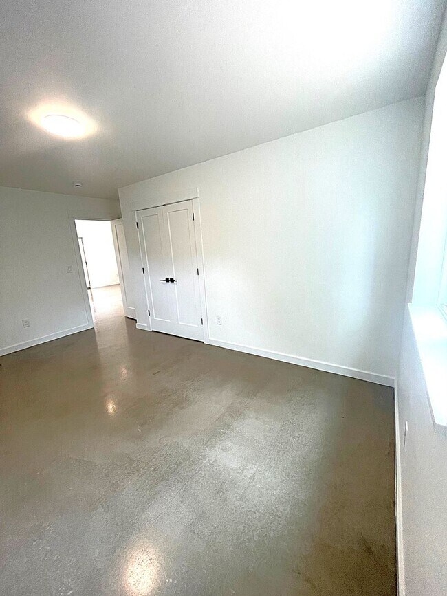 Building Photo - Brand New - 2 bedroom, AC, Full Kitchen * ...