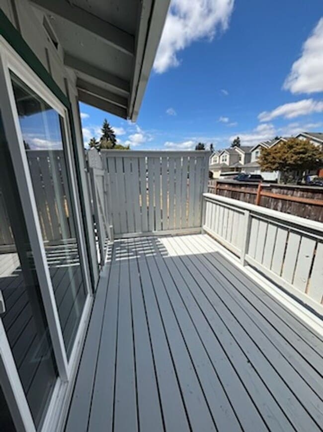 Building Photo - 3 bedroom 1 bath single level duplex