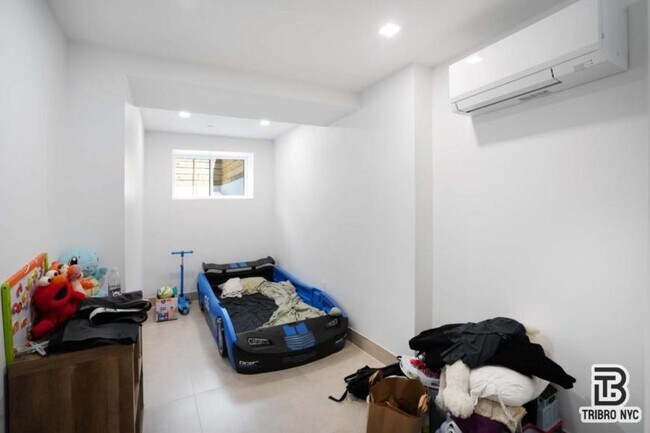 Building Photo - 3 bedroom in BROOKLYN NY 11205