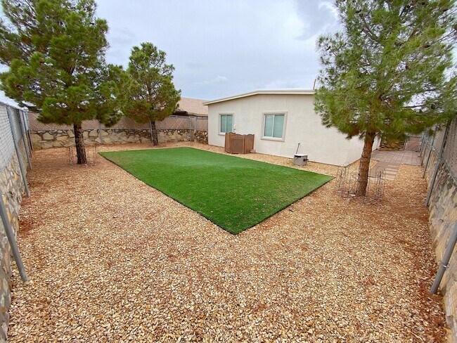 Building Photo - East El Paso 3bed/2bath Refrig A/C