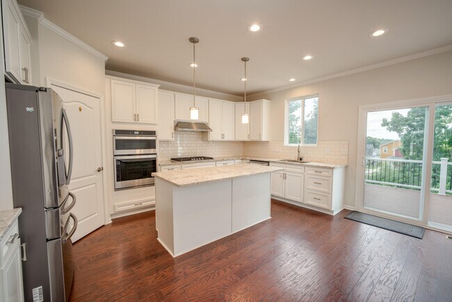 Building Photo - 2825 Dillon Dr
