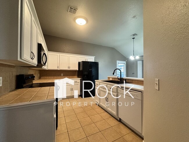 Building Photo - 4 Bedroom Home in Moore with All Appliances Included *1st Month's Rent FREE*