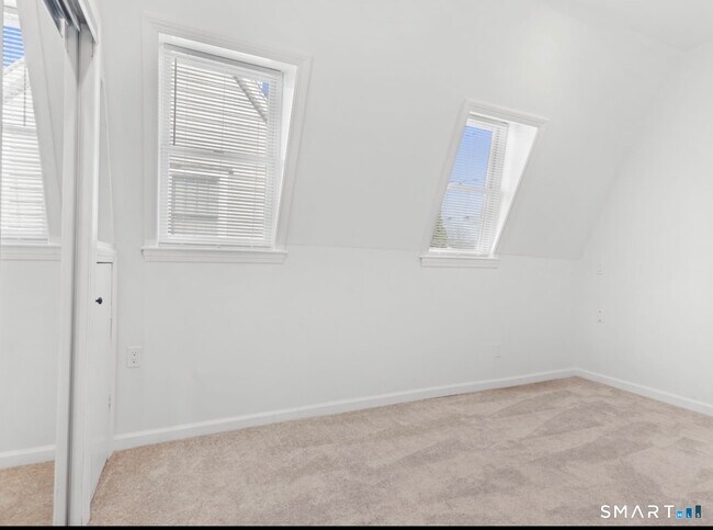 Building Photo - 709 Tunxis Hill Rd