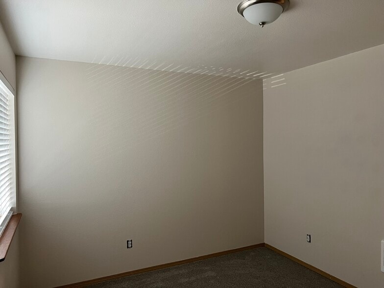 Building Photo - 5473 Glenridge Way