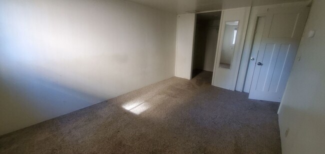 Building Photo - 1/2 off first month! 6bd/2bath House