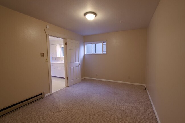 Building Photo - 2 & 4 Bedroom Apartments with Classic Charm & Bay View