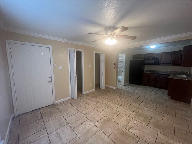 Building Photo - 10110 Westview Dr