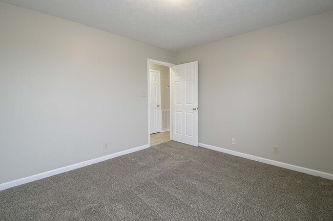 Building Photo - 915 Stateline Rd.