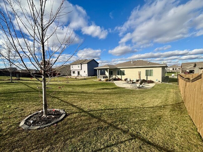 Building Photo - 580 NE Bowman Dr