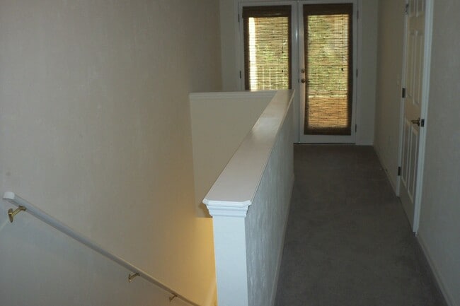 Building Photo - Spacious 2BR/2.5BA Townhome in Mallorca Sq...