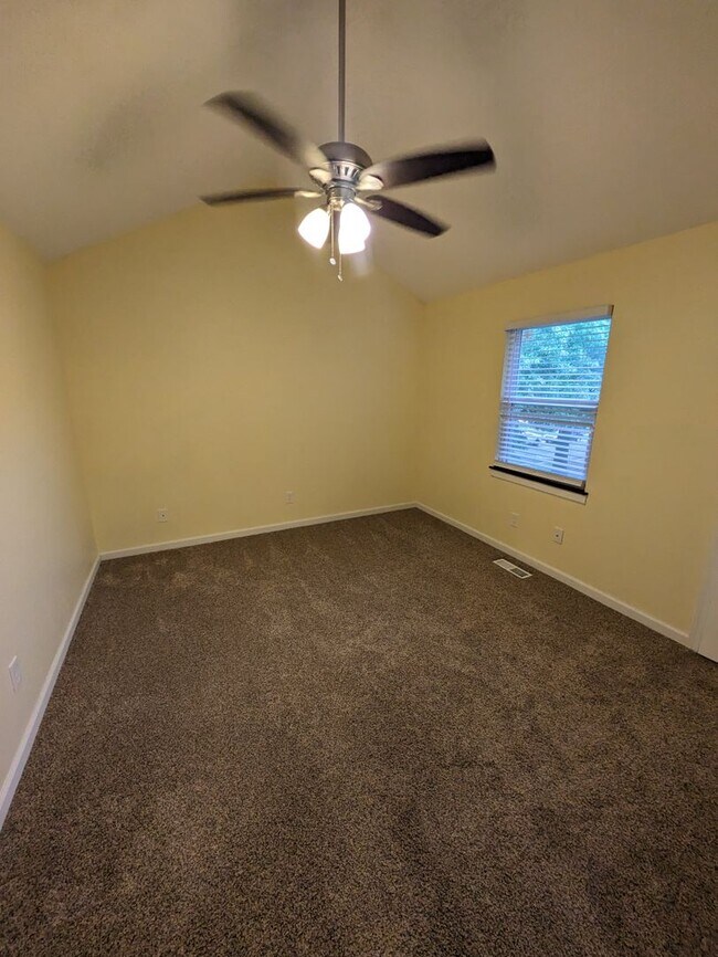 Building Photo - 307 NE Timbercreek Dr