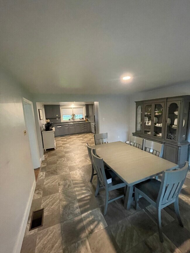 Building Photo - 2250 Creek Hill Rd