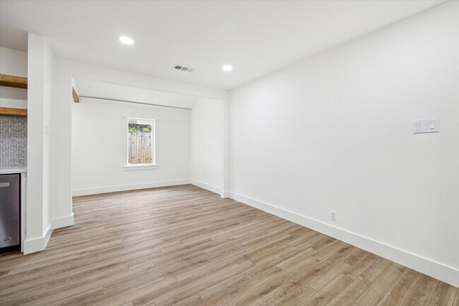 Building Photo - 9319 Carousel Ln