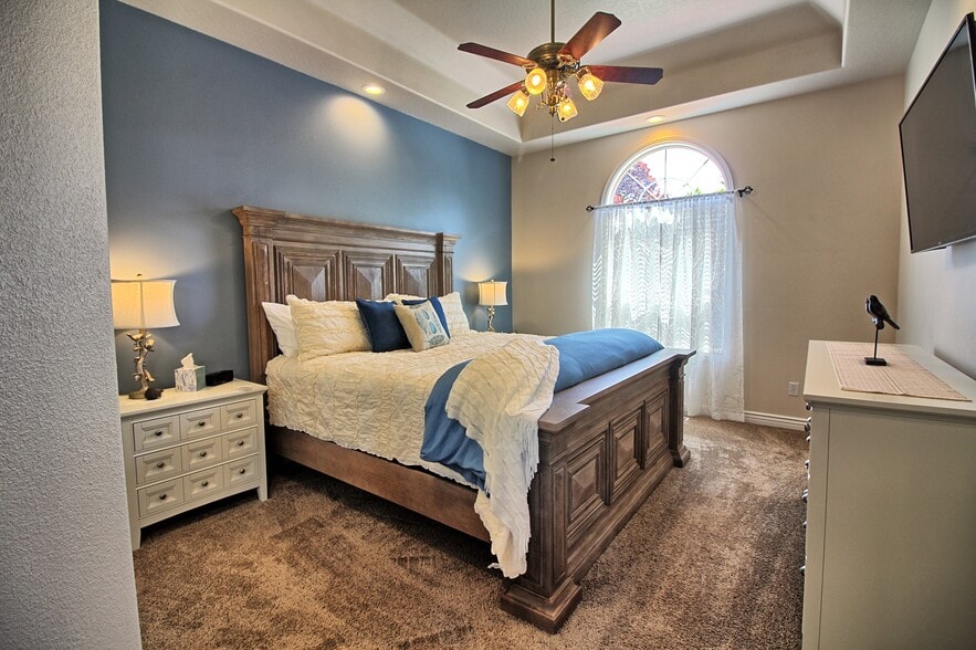 Bedroom - 528 E Knoll Dr