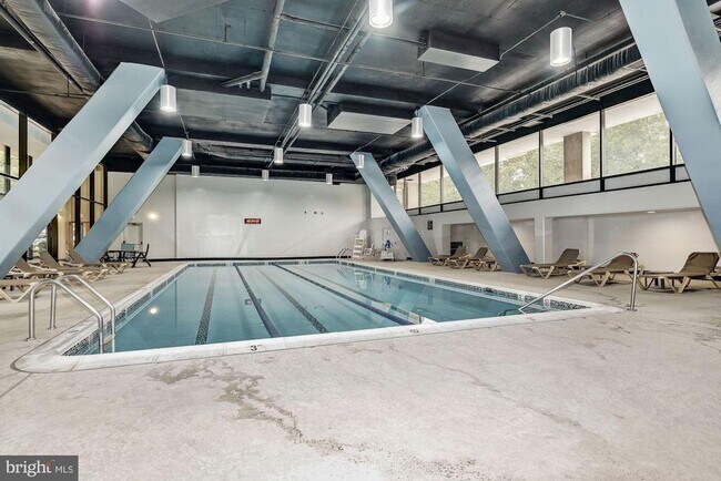 Building Photo - 3800 Powell Ln