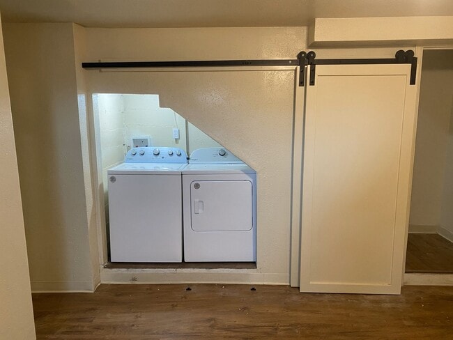 Building Photo - Fully Renovated and ***Move in Special***