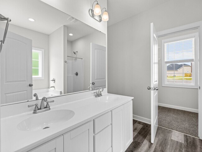 Building Photo - Towne Pointe Beauty!