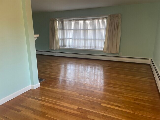 Building Photo - 31 Glenmere St