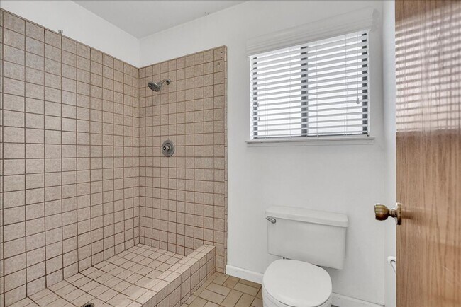 Building Photo - This home is loaded with upgrades and space in North Hanford.  Call today!