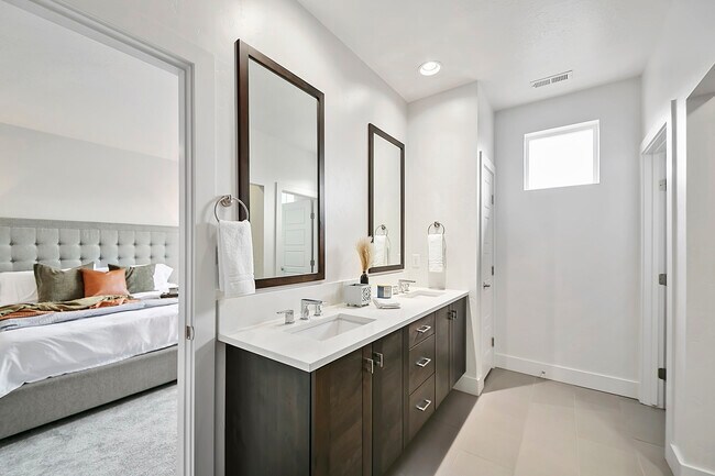 Building Photo - 3714 E Parkcenter Blvd